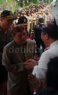 Satu persatu para kepala dinas maupun Satuan Kerja Perangkat Daerah dan PNS yang berbaris itu bergiliran menyalami dua orang petinggi Surabaya ini.