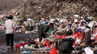 Meski volume sampah sedikit, di lokasi TPST Bantar Gebang, Kota Bekasi, Rabu (22/07/2015) tetap dipenuhi para pemulung untuk mengais rezeki lewat sampah.