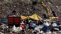 Di hari pertama lebaran, Jumat (17/7), volume sampah yang masuk ke Bantar Gebang sebanyak 335 unit dengan tonase 2.098,02 ton.
