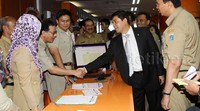 Yuddy ditemani Ahok berkeliling sambil menyalami seluruh pegawai yang ada dan mengucapakan selamat Idul Fitri.