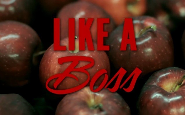 Ini Cara Praktis Mengupas Pisang dan Menggigiti Apel!