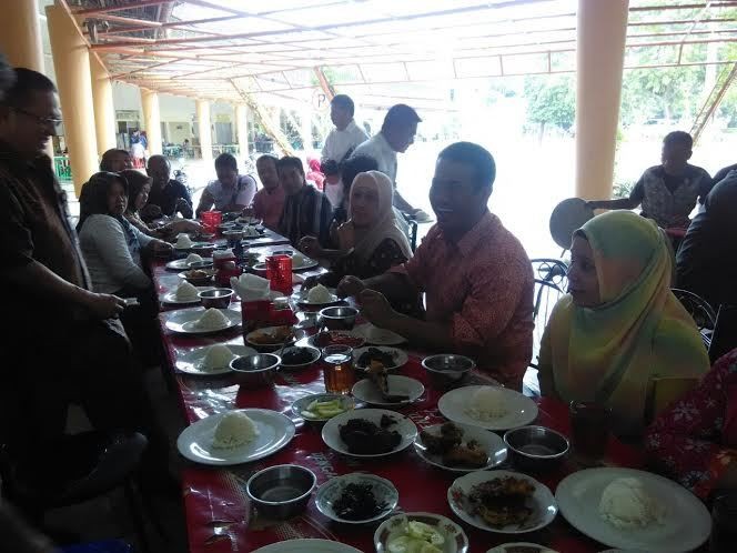 Mentan Amran Traktir Satpam Kementan Makan Nasi Padang