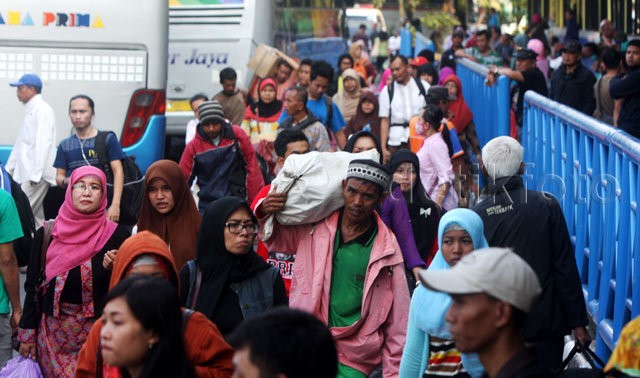 Angkutan Pilihan Pemudik: Bus No.1 dan Pesawat No.2