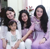 Natasha kompakan dengan Kim dan keluarga saat merayakan Lebaran kemarin. (Instagram@natasharyder)