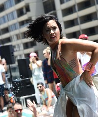 Demi pamer tato di tubuhnya. Michael Buckner/Getty Images/detikFoto.