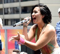 Penyanyi pop rock berusia 22 tahun itu terlihat sangat bersemangat. Michael Buckner/Getty Images/detikFoto.