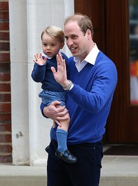 Like father like son! George ikut melambaikan tangannya pada publik. Chris Jackson/Getty Images/detikFoto.