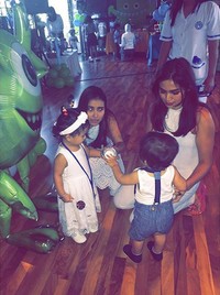 Ayu Ting Ting bersama putrinya, Bilqis turut meramaikan ulang tahun El. (Instagram/jedarcantik)