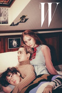Kai tampak bersandar pada Krystal dan Taemin bersandar pada Kai di atas ranjang. (Facebook/W Korea/Min Hee Jin)