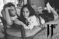 Dalam foto hitam dan putih ini, Kai dan Krystal berpose di atas sofa. (Twitter/W Korea/Min Hee Jin)