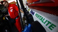     Petugas beraktivitas di SPBU Coco, Abdul Muis, Jakarta, Selasa (21/7/2015). Pada Jumat (24/7/2015) mendatang, SPBU ini siap menjual Pertalite RON 90. Namun, Pertamina masih menutup rapat berapa harga bensin yang memiliki Research Octane Number (RON) 90 itu.