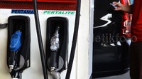 Pertalite memiliki oktan number atau RON 90, harga BBM baru akan lebih murah dari Pertamax tapi sedikit lebih mahal dari Premium.