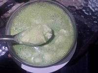 Kembang tahu di Healthy Beans ada dua macam: berkuah susu kedelai atau berkuah sari jahe. Ini adalah kembang tahu yang berkuah susu kedelai dengan tambahan green tea premium yang manis enak.