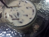 Selain kembang tahu, Healthy Beans juga menyediakan susu kedelai dengan bermacam taburan. Contohnya saja susu kedelai dengan cacahan cincau hitam ini. Cincau hitam ini sangat lembut dan susu kedelainya manis gurih.