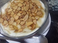 Anda yang ingin menghangatkan perut harus coba kembang tahu kuah jahe hangat ini. Kembang tahu yang mulus di mulut ini berpadu dengan irisan kacang almond sangrai yang gurih.
