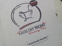 Healthy Beans mengolah sendiri kembang tahu dan susu kedelai di gerainya. Kacang kedelainya adalah kacang kedelai impor dari Amerika.