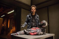 Tak seperti Thor yang dilahirkan sebagai dewa, Iron Man anak juragan teknologi, dan Hulk yang ‘tak sengaja’ mendapat kekuatan, atau Captain America yang menjadi bahan percobaan ilmiah, Scott Lang (Paul Rudd) hanyalah manusia biasa yang dipilih Hank Pym (Ant-Man generasi pertama—Michael Douglas) untuk menjadi suksesor. (Dok Marvel Studios)