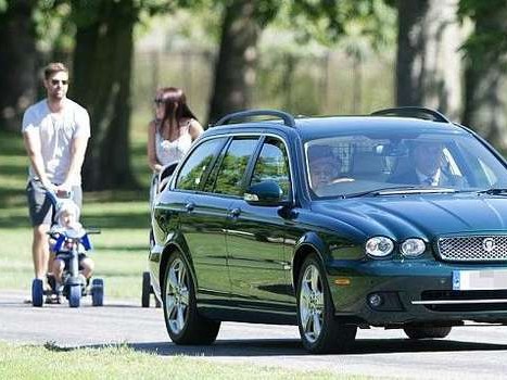 Saat Ratu Elizabeth Menyetir dan Bermanuver Hindari Tabrak Keluarga