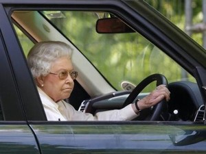 Saat Ratu Elizabeth Menyetir dan Bermanuver Hindari Tabrak Keluarga