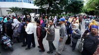 Para guru honorer antre sejak pagi untuk bisa mengikuti ujian menjadi PNS.