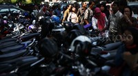 Tempat parkir dipenuhi oleh kendaraan guru honorer.