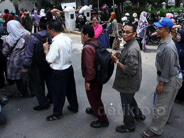 Ribuan Guru Honorer Antre untuk Jadi PNS