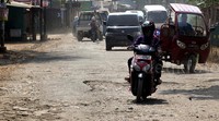 Sejumlah kendaraan melintas jalan rusak di Jalan Ciangsana, Bojong Kulur, Kecamatan Gunung Putri, Kabupaten Bogor, Kamis (23/07/2015).