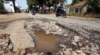 Kondisi jalan tampak penuh lobang. Saat musim hujan air menggenang sementara pada saat kemarau jalan penuh debu.