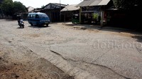 Warga mulai gerah dengan sikap Pemda Kabupaten Bogor yang seolah lepas tangan dan membiarkan jalan rusak bertahun-tahun.