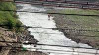 Musim kemarau tahun 2015 menyebabkan kekeringan merata di Indonesia. Di Kota Bekasi, permukaan Kali Bekasi, Kamis (23/07/2015) pun sudah surut.