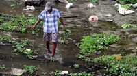 Permukaan sungai sudah masuk kategori krisis air. Permukaan kali di beberapa titik sudah terlihat seperti pulau-pulau kecil.