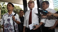 Mustafa datang dengan didampingi kuasa hukumnya Razman Nasution.