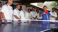 Zulkifli Hasan bermain tennis meja bertanda launching rangkaian kegiatan HUT PAN ke-17. Lamhot Aritonang/detikFoto.