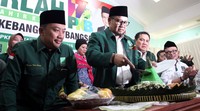 Ketua Umum PKB Muhaimin Iskandar memotong tumpeng.