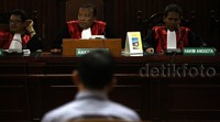 Jaksa juga meminta sejumlah barang bukti untuk tetap disita dan digunakan dalam sidang Fuad Amin. Selain itu, jaksa juga meminta agar majelis hakim mengembalikan uang dengan pecahan Rp 100 ribu sebanyak 44 lembar dan Rp 10 ribu sebanyak 1 lembar agar dikembalikan ke terdakwa.