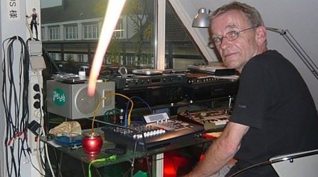 Musisi Elektronik Senior Dieter Moebius Meninggal Dunia