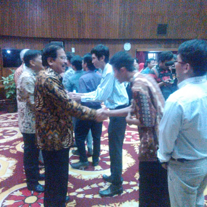 Silaturahmi dengan Pegawai, Sofyan Djalil Hidangkan Kebab hingga Pempek