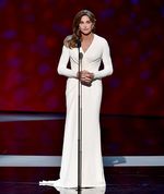 Siapa Lebih Elegan Bergaun Putih, Angelina Jolie atau Caitlyn Jenner?