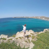Dalam foto-foto liburannya, ia memamerkan keindahan laut di Mykonos. (Instagram/lunamaya)
