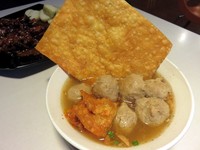 Bakso Malang di kedai Mas Ono ini berisi beberapa buah bakso polos yang empuk kenyal. Dengan tambahan bakwan yang renyah berisi adonan daging ayam yang nikmat. Kuahnya hangat dan segar sangat cocok diseruput untuk menghangatkan tubuh.
