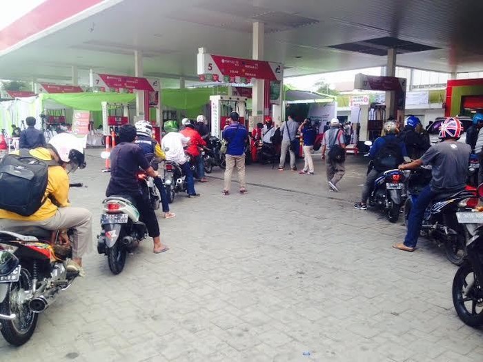 Penasaran, Bikers Antre Beli Pertalite