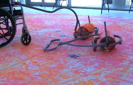 Kreasi Kursi Roda Melukis bagi Anak-anak Penyandang Cacat