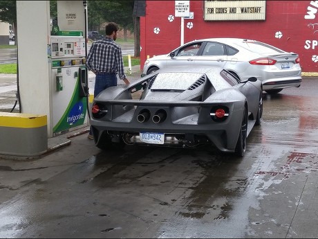 Hypercar Ford GT Kejepret Kamera Sedang Isi Bensin