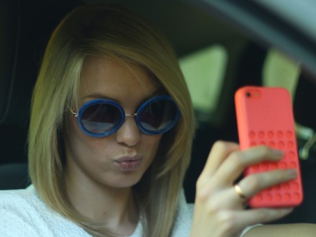 Selfie di Balik Setir Jadi Kebiasaan Baru yang Berbahaya