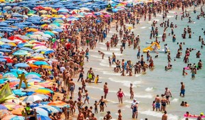 Mirip Kuta, Musim Liburan Pantai di Spanyol Ramai Kayak Cendol