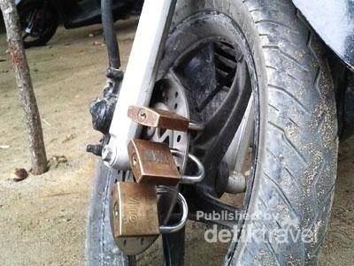 Belajarlah dari orang Lhokseumawe ini, dia mengamankan motornya di Pantai Hagu dengan 3 gembok sekaligus! Belajarlah dari orang Lhokseumawe ini, dia mengamankan motornya di Pantai Hagu dengan 3 gembok sekaligus!