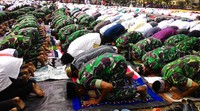 Salat digelar dalam suasana terik di tengah lapangan. Namun antusiasme warga tidak surut. Pool/Farhan/detikFoto.
