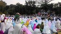 Pelaksanaan salat diikuti oleh seribuan orang dari berbagai kalangan, mulai dari ulama, pelajar, PNS hingga TNI. Pool/Farhan/detikFoto.