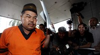 Syamsir bergegas masuk ke Gedung KPK