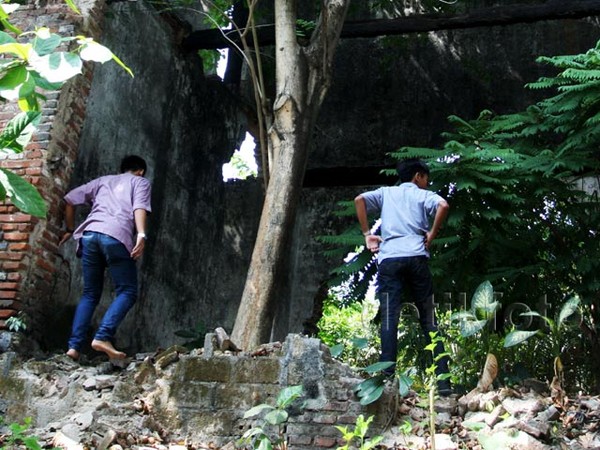 Villa Nova, Aset di Sisi Ciliwung